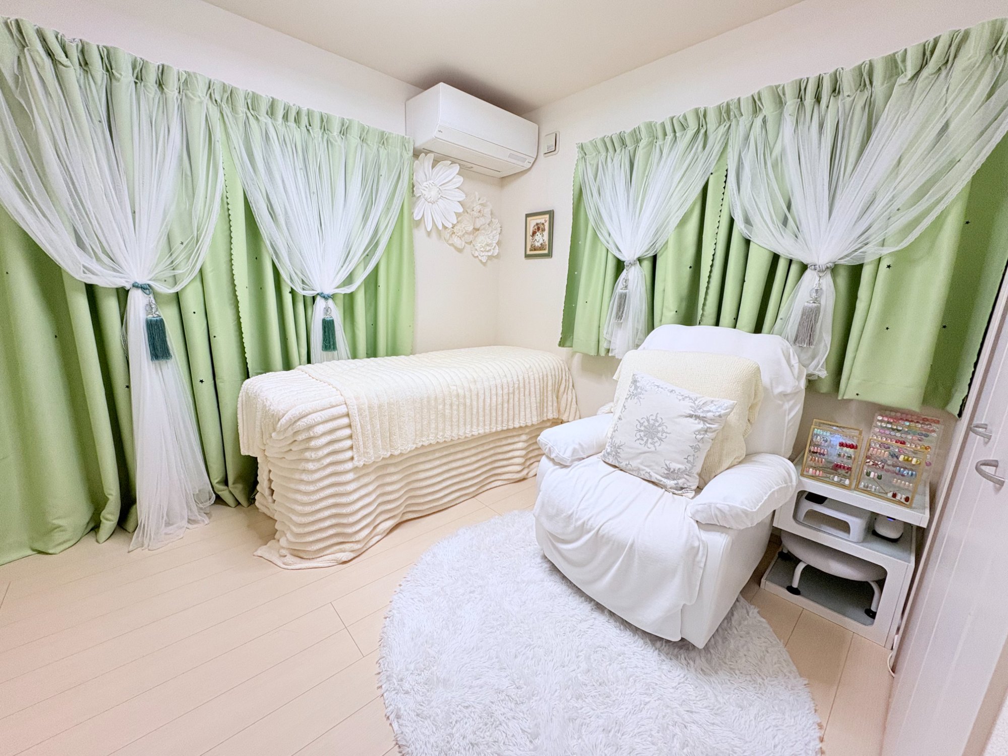 Salon Riee 店内 - 施術ベッドとネイルチェア