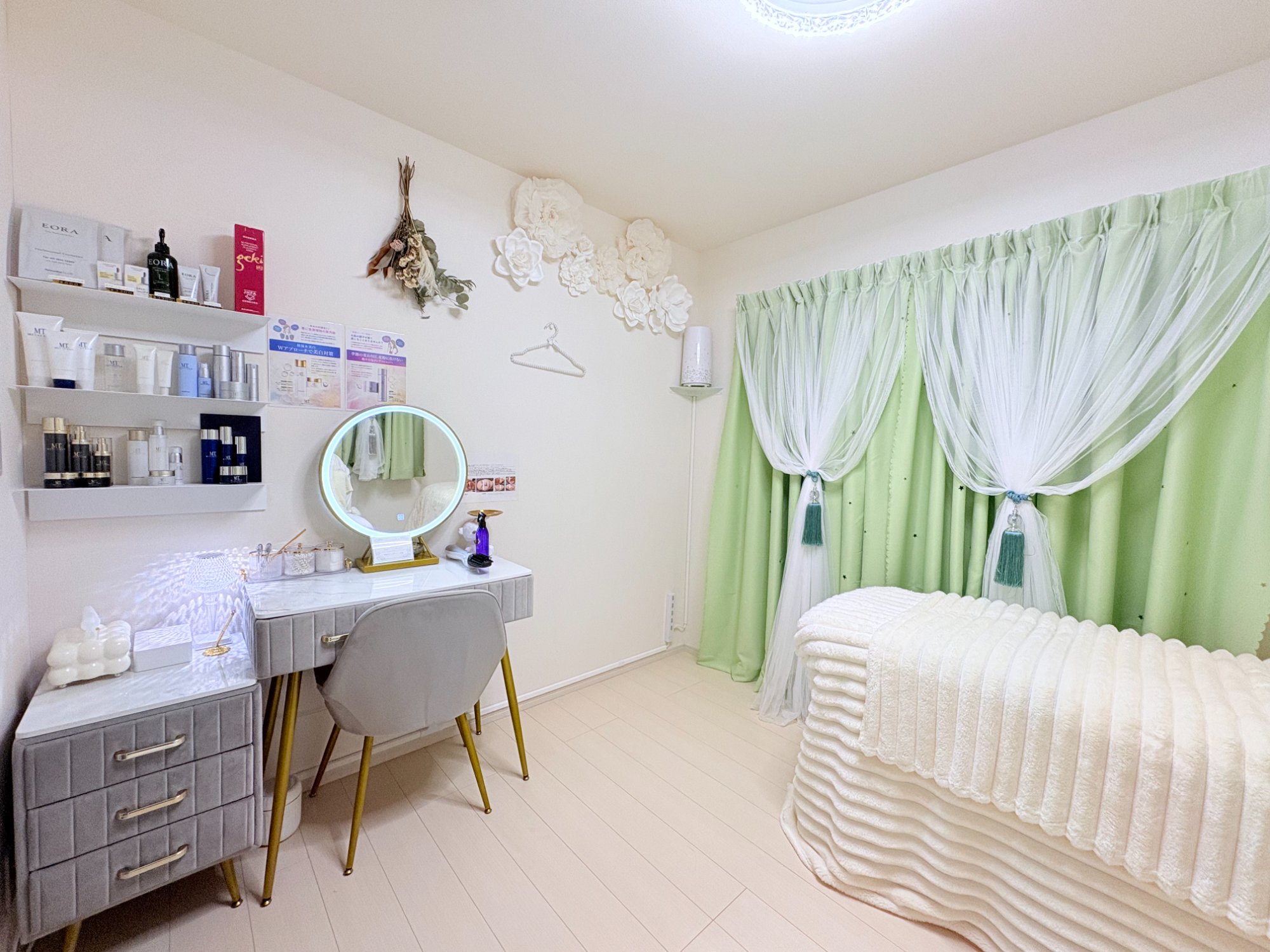 Salon Riee 店内 - ドレッサーと施術ベッド